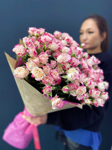 Букет из 25 розово-белых кустовых роз 