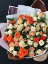Букет из 25 кустовых роз персиковый микс