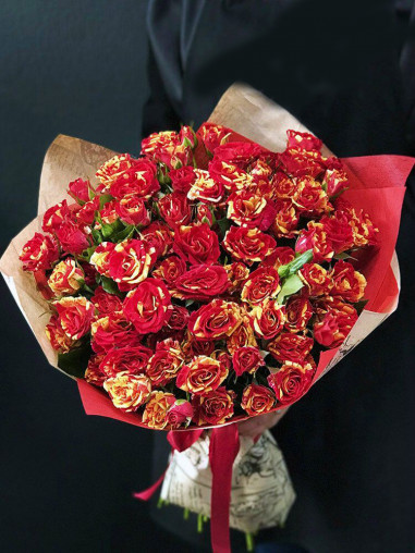 Букет из 25 пестрых кустовых роз