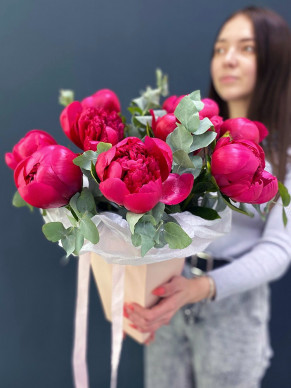 Букет из 9 пионов в крафт-пакете