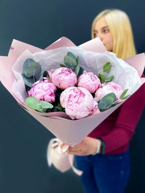 Букет из 5 розовых пионов