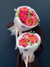 Букет из коралловых пионов и кустовой ромашки