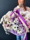 Корзина с хризантемами и гипсофилой