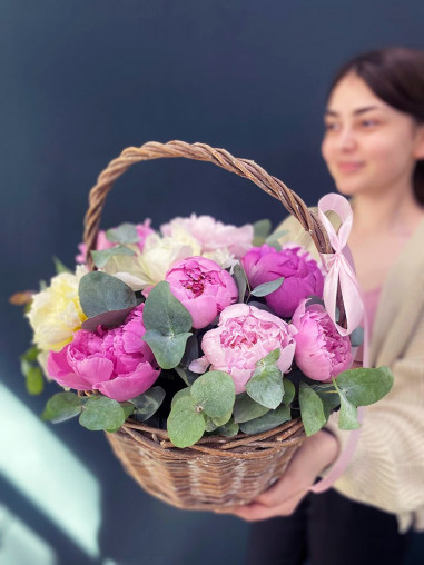 Корзина с пионами 