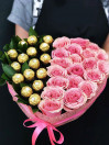 Сердце из нежно-розовых роз и конфет Ferrero Rocher