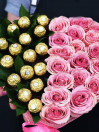 Сердце из нежно-розовых роз и конфет Ferrero Rocher